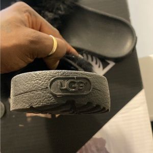 Gently worn Uggs slippers /flip flops